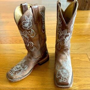 Shyanne Embroidered Women's Boots